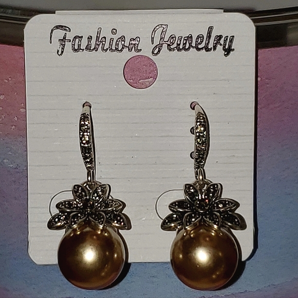 Fashion Imitation light brown pearl earrings with inlaid rhinestones. - Picture 3 of 5